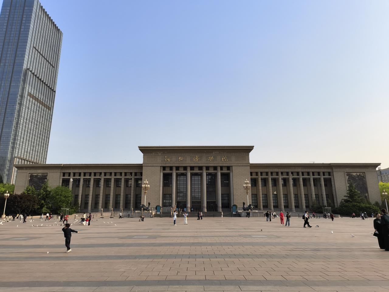 在这石家庄溜达
逛了河北博物院，
省一级博物馆是有点好东西可看的。
石家庄胡同里