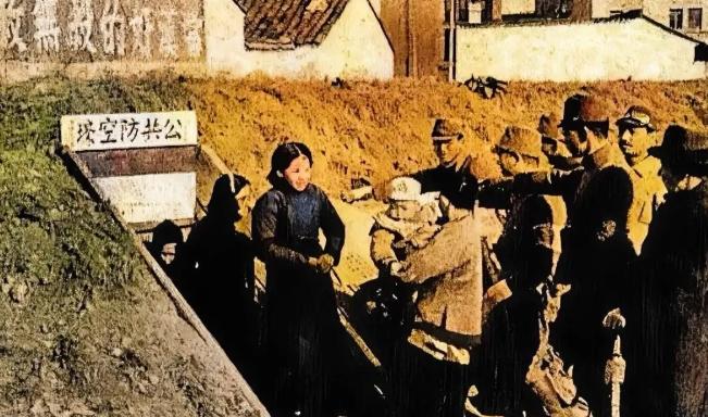 1937年，几个躲藏在防空洞里的女人，被日军抓了出来。此时，几个日本兵正在指手画