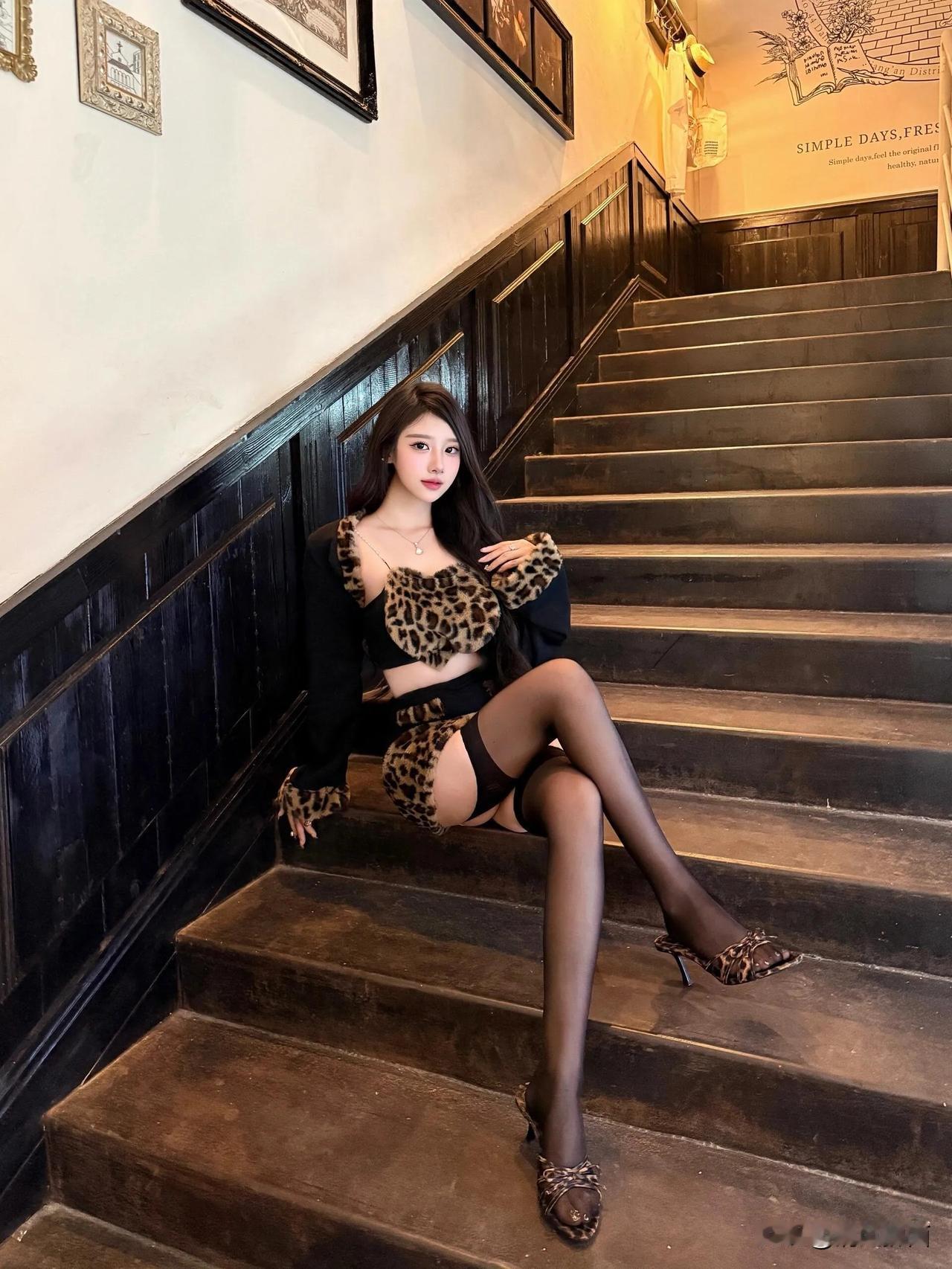 性感豹纹裤，妩媚风情浓#妩媚性感七# #火辣款美女# #性感姐姐🌹# #妩媚性