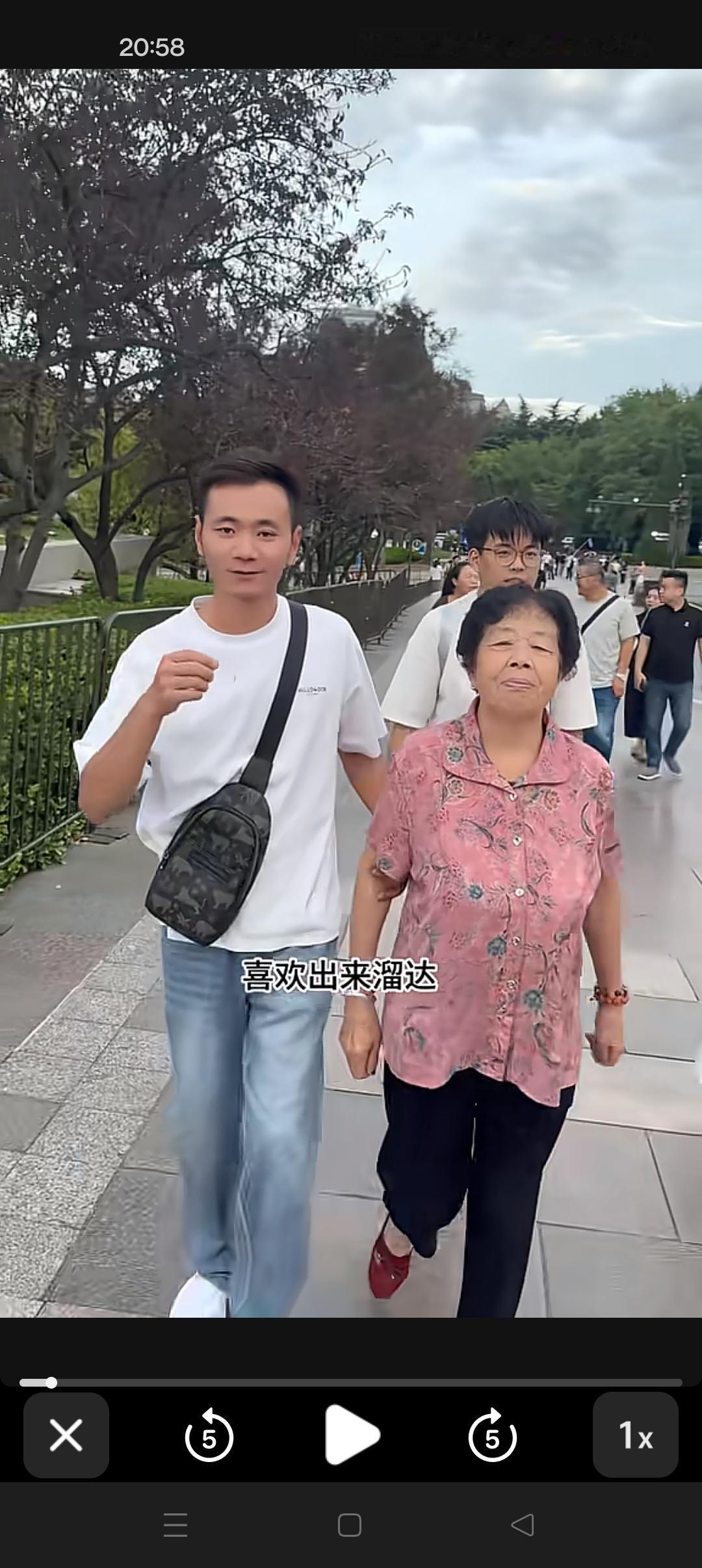 怀源带奶奶出来旅游，奶奶好开心啊😍
他说：老人家要的从来不是物质，而是暖心的陪