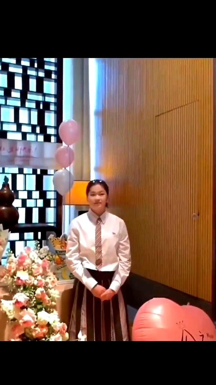 可能谁也没想到，那个赛场上“水花消失”的奥运三金王，私下竟是这般模样。

3月2