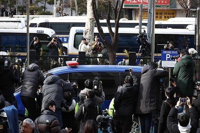 8位律师陪同，这阵仗，够隆重！韩国总统尹锡悦亲自去了首尔西部地方法院，就拘留令这