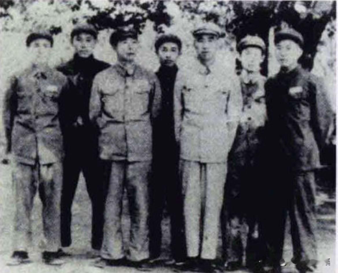 1954年10月7日，新疆军区生产建设兵团正式成立，原驻疆部队10.5万人集体转