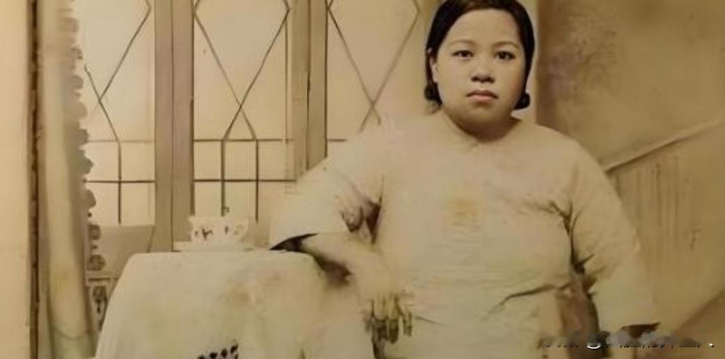 1914年，洞房之夜，张恨水将16岁新娘抱到床上，下一秒却气得不肯圆房，可没过几