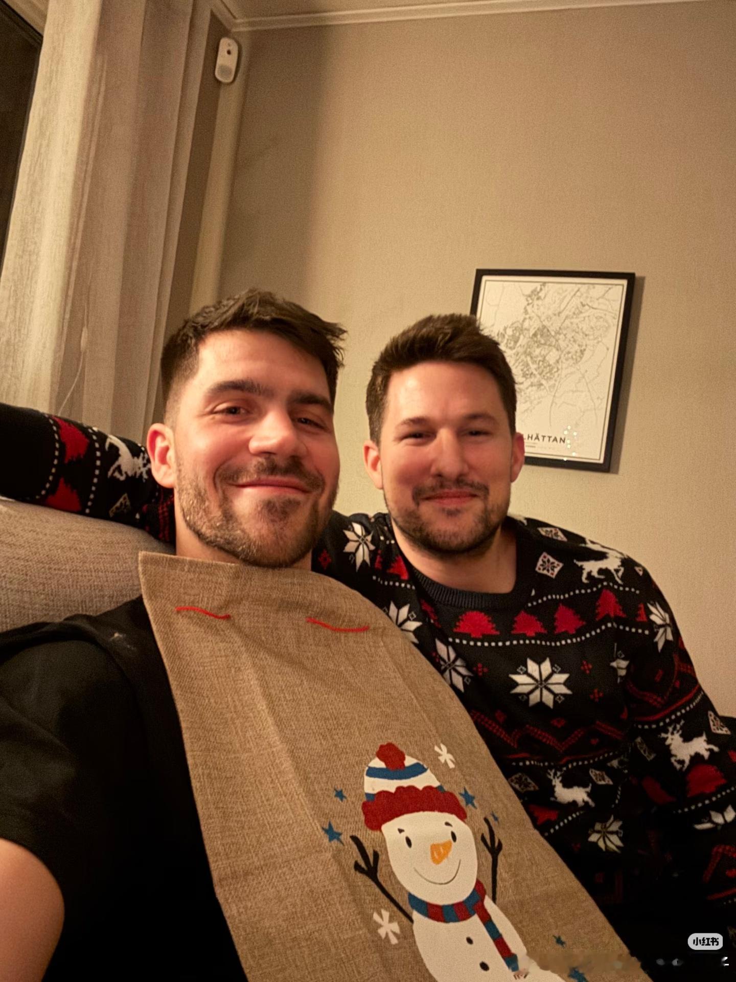 来自弗朗西斯卡和大舅哥卡尔松的圣诞祝福🎄 