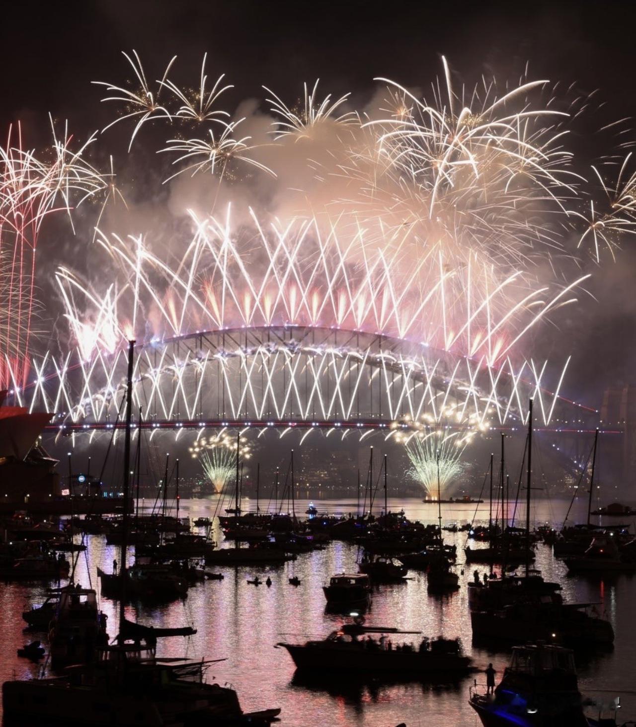 今年的悉尼煙花與眾不同🎆
	
Crowds in Sydney paused 