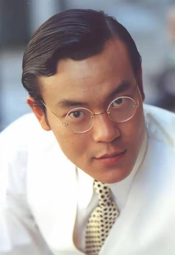人到中年才是一个男男演员的黄金年龄。
有阅历，有气质，有内涵。
没有了年轻时候的