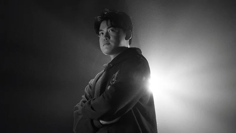 飞机一次不死完成超神，面对旧主Guma首局比赛发挥有点火热？带着牛头打对面对线组