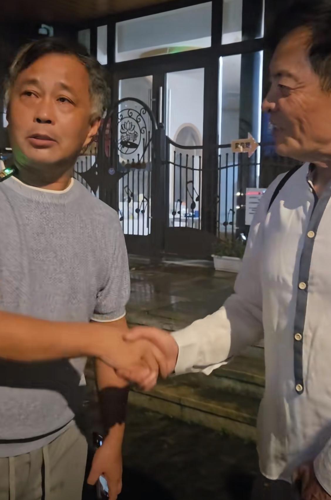 流浪大师沈巍在观看话剧的时候和演员刘威有一个短暂的接触，据说是主持人刘畅安排他们