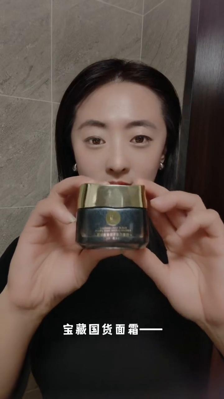 悦蕾抗皱紧致奢宠面霜。
这可是我闺蜜安利给我的宝藏国货面霜，悦蕾抗皱紧致奢宠面霜