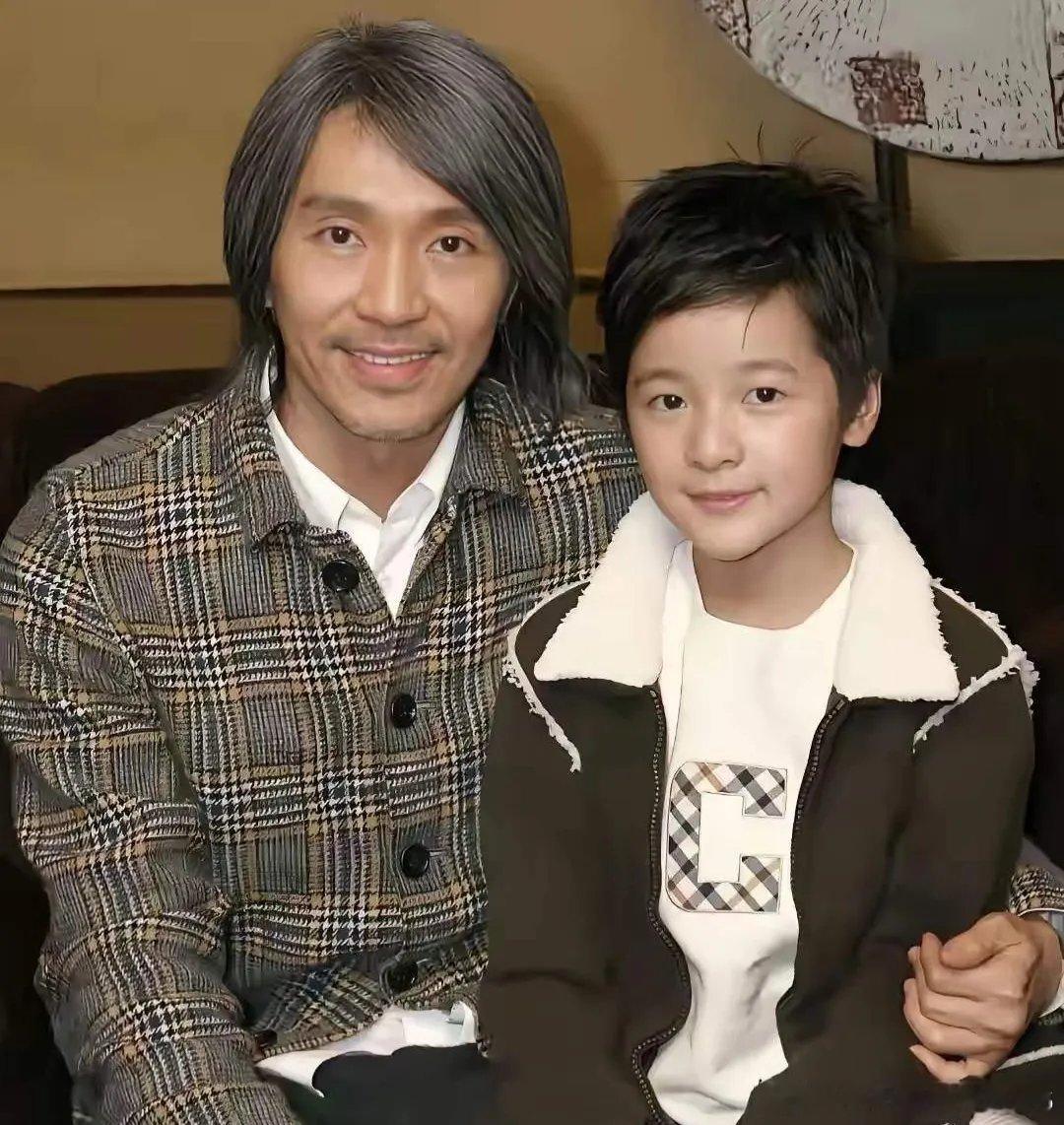 2008年，主持人问周星驰“听说你把徐娇收做干女儿了？”周星驰说:“假如有一天，