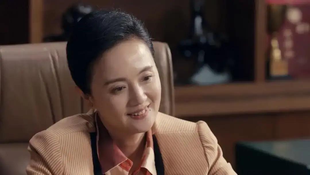 《小城大事》这部二十年前的小城伦理剧，因为B站一条逐帧解读视频突然翻红。

孙小