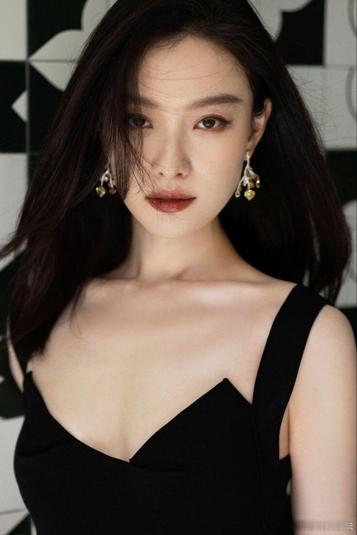 倪妮说她变老了…我怎么没看出来呢！还是那么的风情万种！！ ​​​