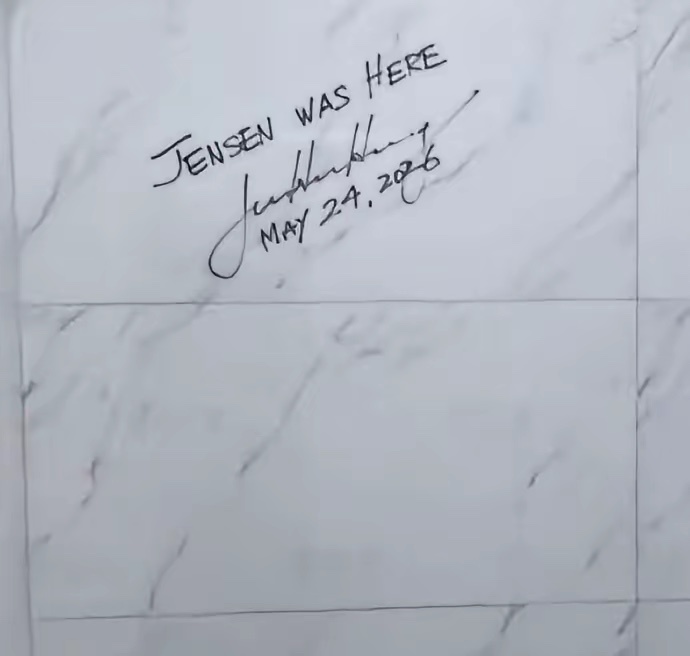 黄仁勋在台北一公厕墙上写下签名， Jensen到此一游！很好奇后续的人看到这会作