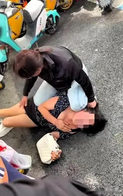 当街扒衣暴打，一句“这是我老婆”就能翻篇？围观者的追问，打醒了多少人！

昨天刷