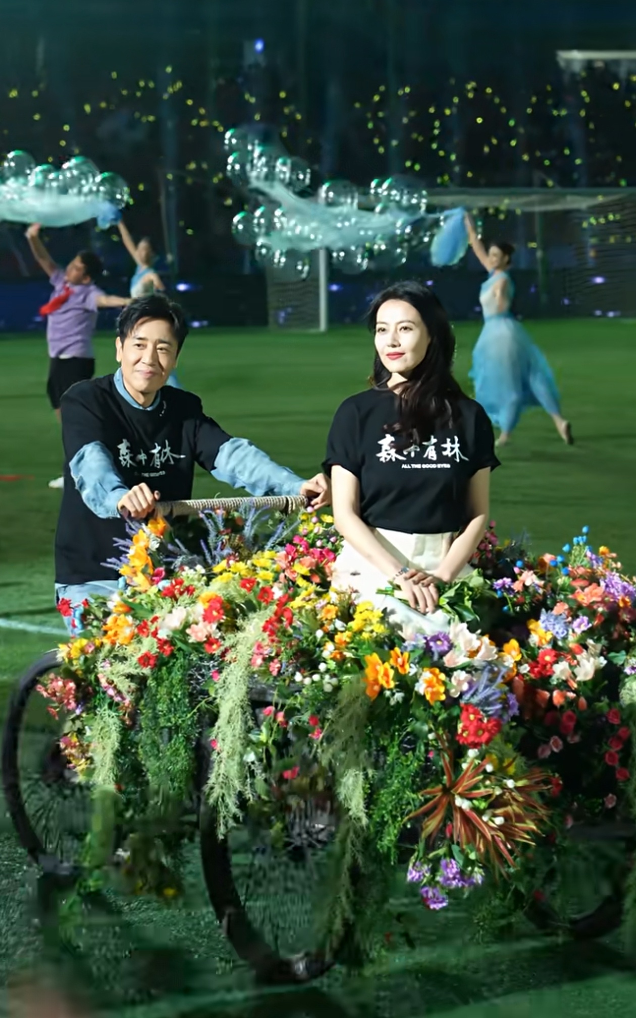 想谈一场四五十岁还青春的恋爱！高圆圆，于和伟俩加起来一百多岁，做到了！东北超东北
