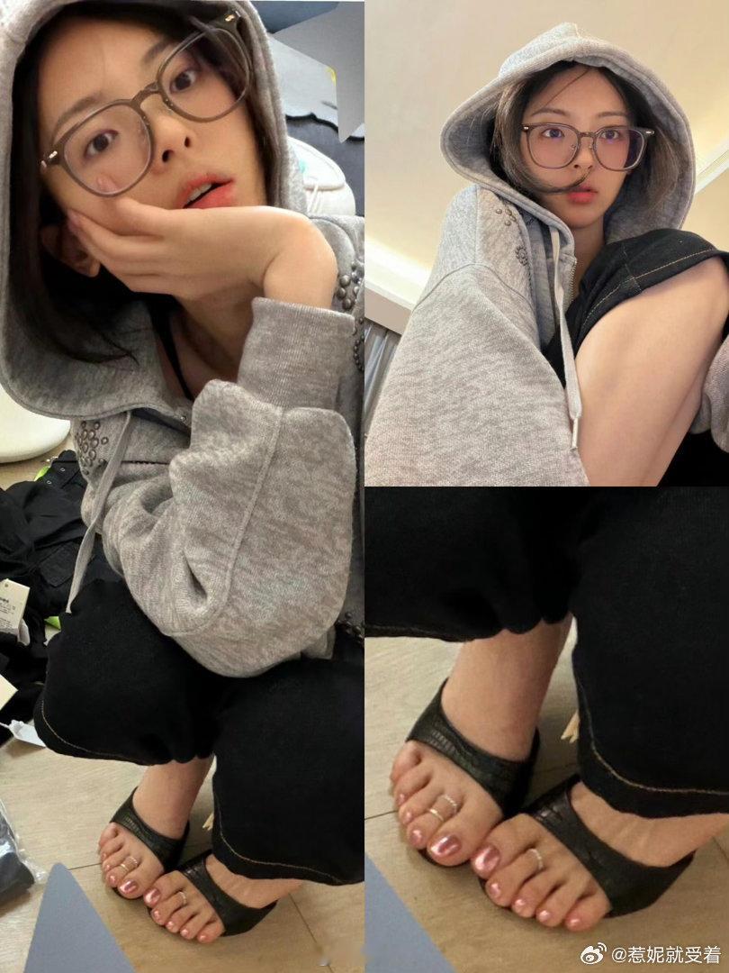 杨超越给脚戴了戒指杨超越给脚戴了戒指 啊啊啊杨超越好潮！！！粉色的指甲+银色的脚