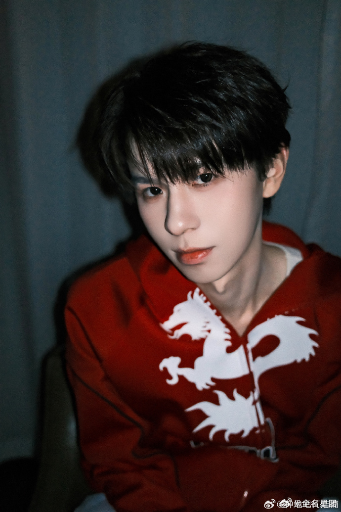 何浩楠热乎的新鲜的帅图、何浩楠小狗报备何浩楠热乎的新鲜的帅图来了，被何浩楠的新鲜