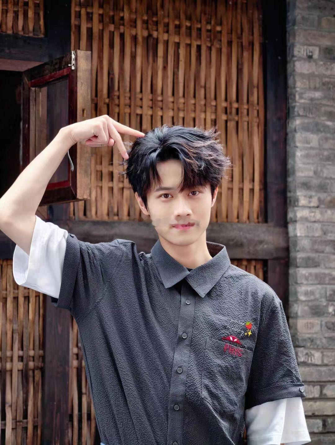 三个少年三个少年线索好神秘这季《三个少年》的线索太明显，穆祉丞、牛在在一个不差，