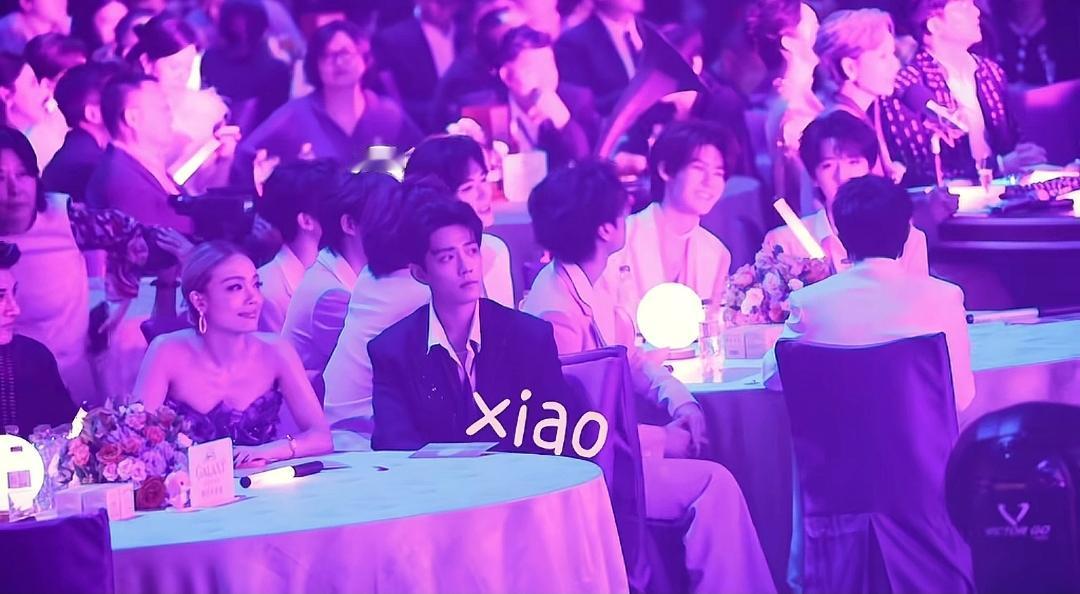 估计明年的大湾区演唱会，
应该没几个歌手敢去了，
这哪是什么演唱会，这简直就是大