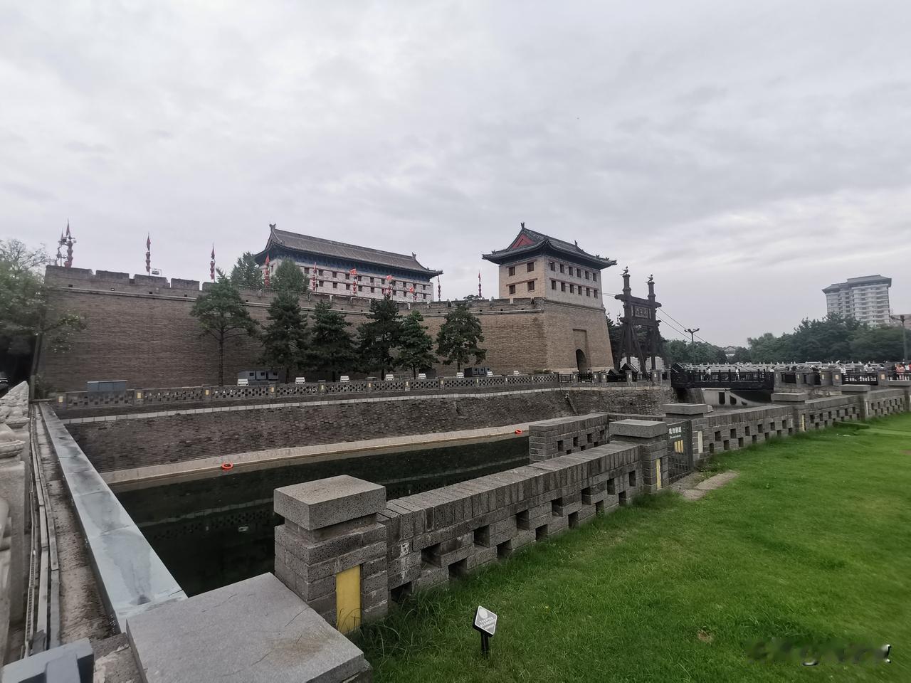 站在西安的城墙上，仿佛又再次感受到了大汉雄风，感受到了隋唐盛世，感受到了长安盛景