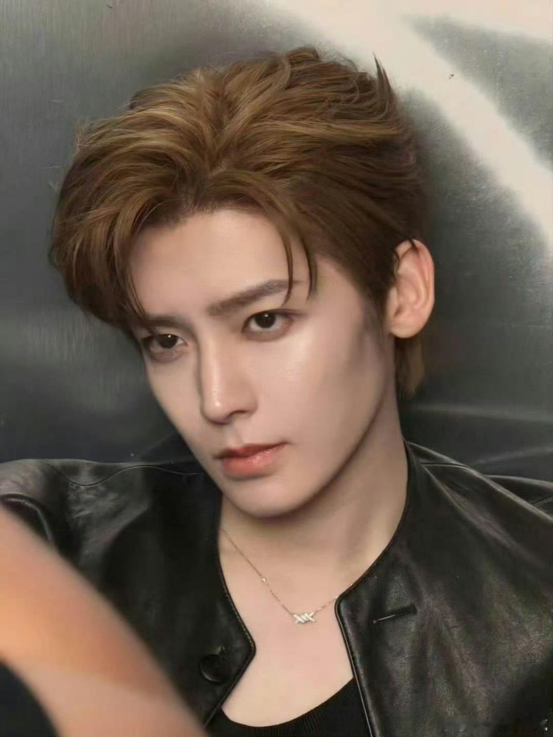 歌手直播侯明昊平静的疯感侯明昊想到其他人也会紧张就还好了别人紧张我释怀，瞬间抚平