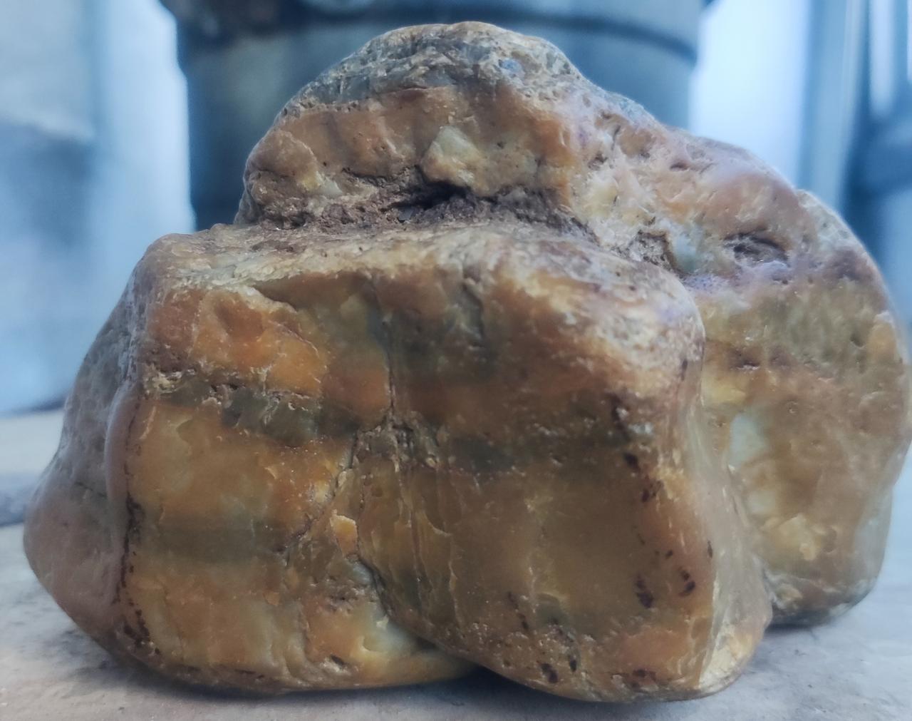 看看我的收藏，不是什么珍稀古董，也不是什么珠宝金银，是一个酷似珠穆朗玛峰的奇石一