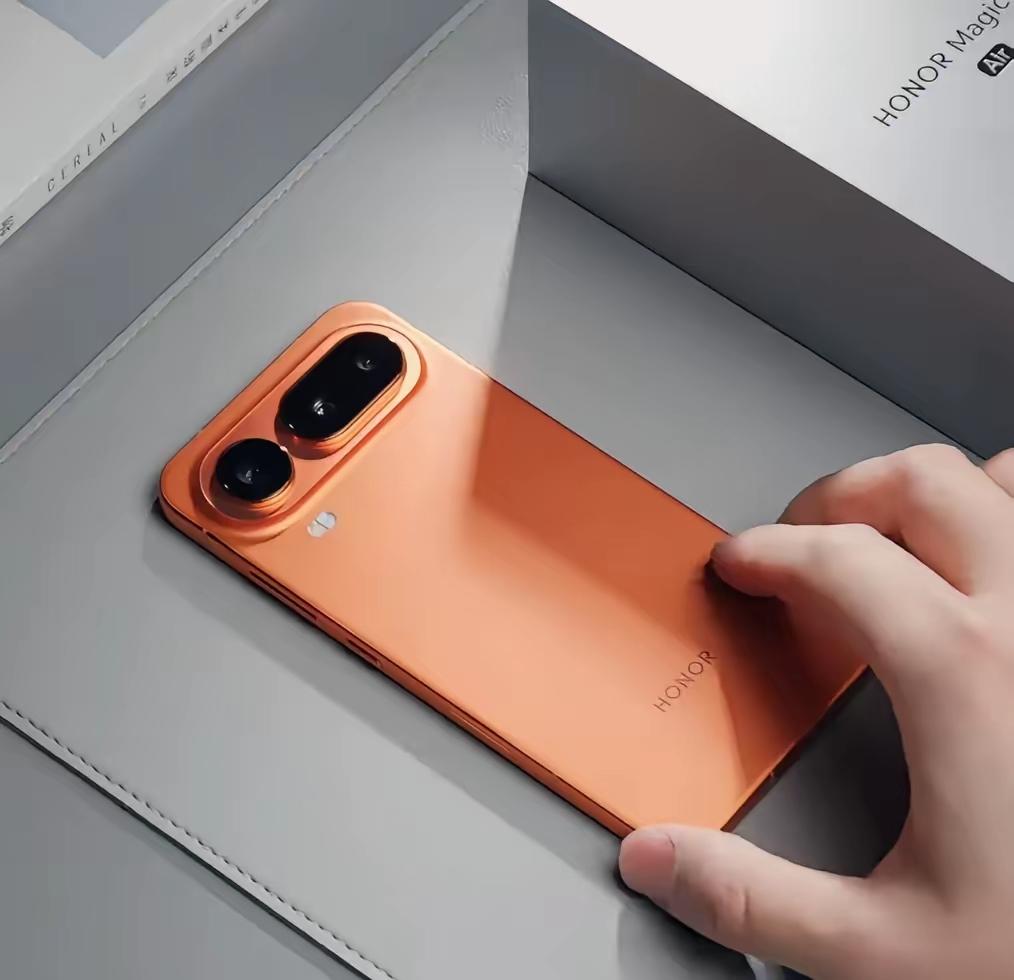 这次友商的脸都被155g的荣耀Air碾压了吧？
小屏旗舰做了这么多年，要么像砖头