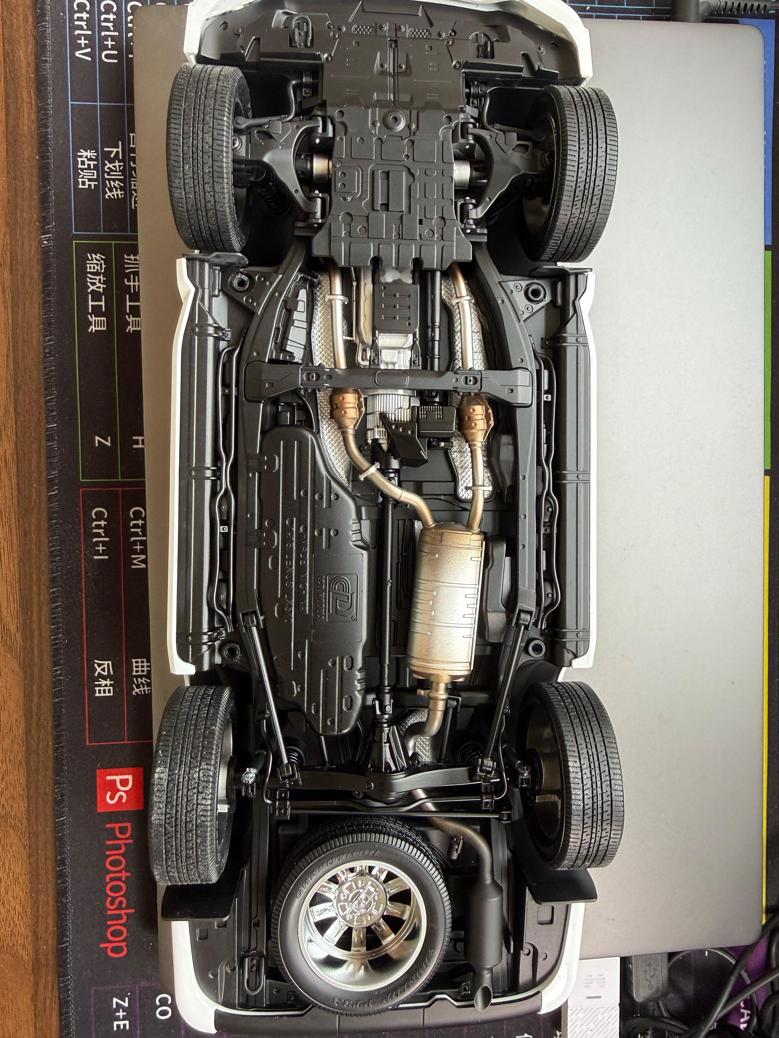 不得不讲，LCD的雷克萨斯LX570做的的确非常精细。当然可动件也非常多，从七个