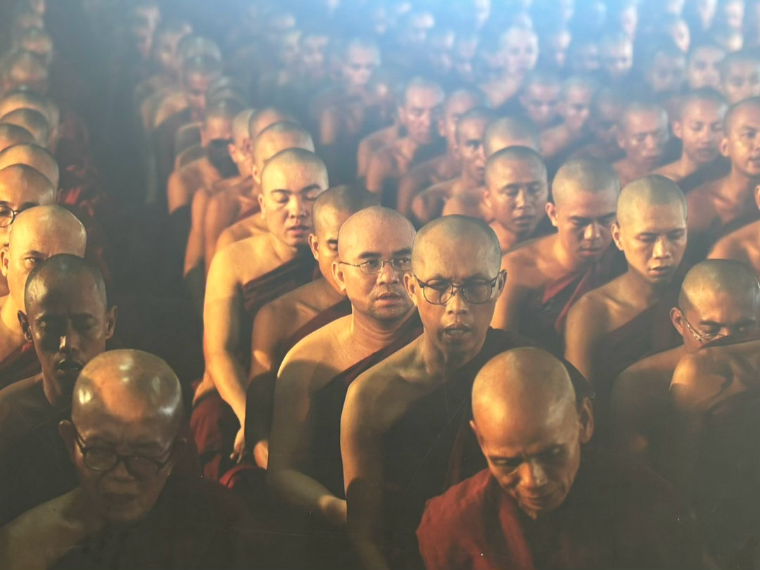 人生烦恼剪不断，懒得做事也要干。放下贪欲求平安，五欲六尘冷眼看，解脱烦恼求平安。