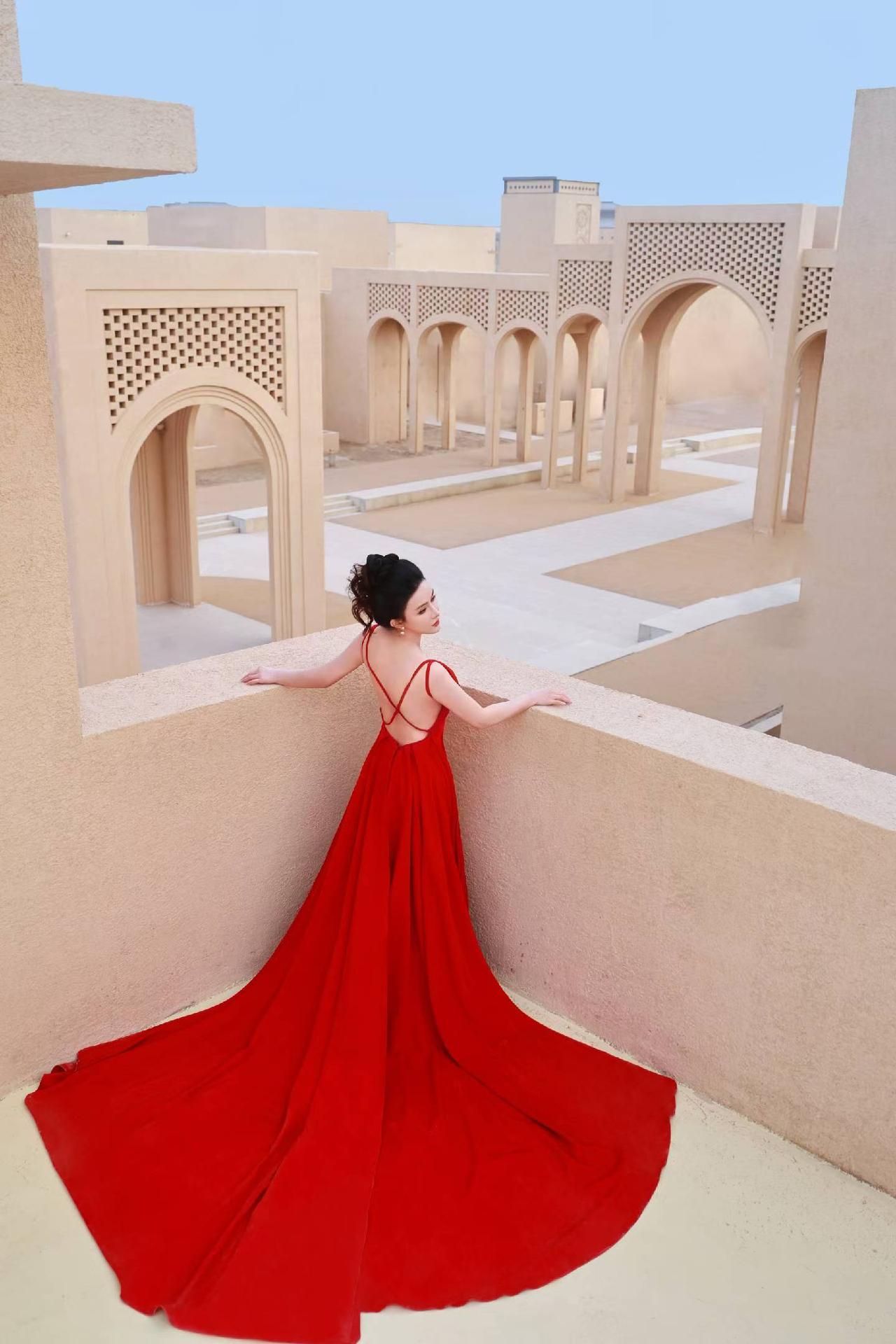 红裙飘逸，沙漠中的优雅之美