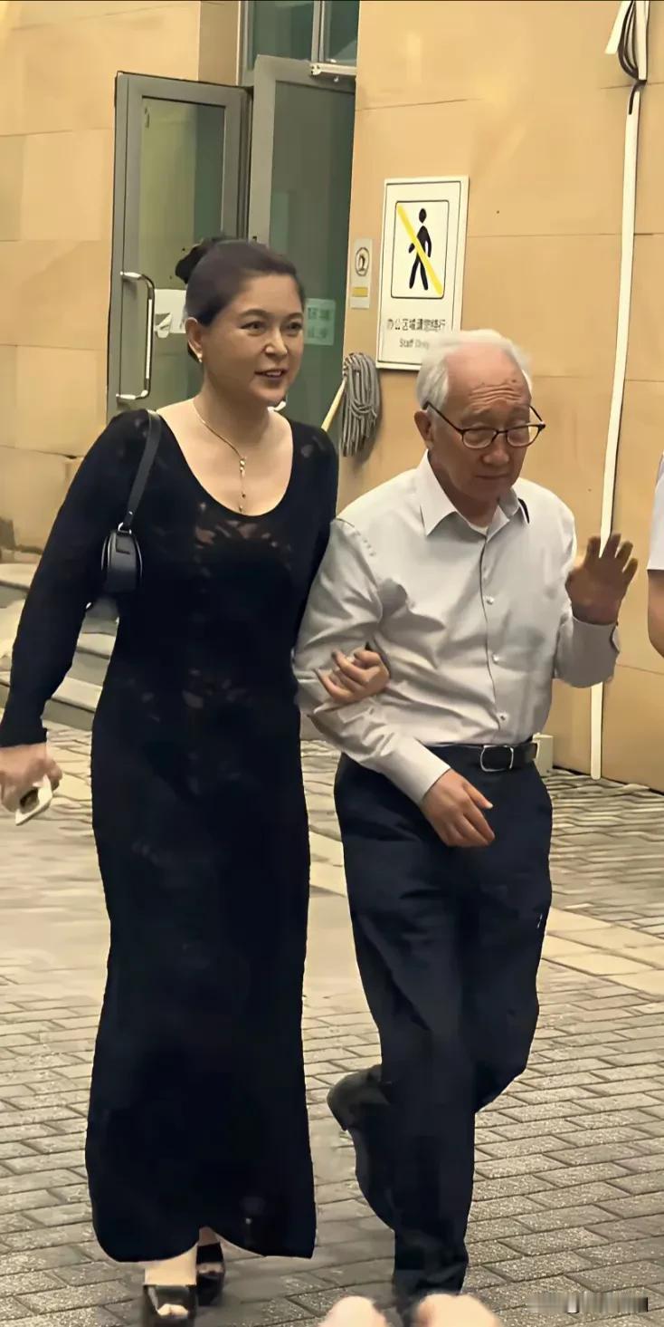 大家都知道杨振宁、张纪中是老牛吃嫩草，然而却不知道下面这位老者也是名人中的爷孙恋