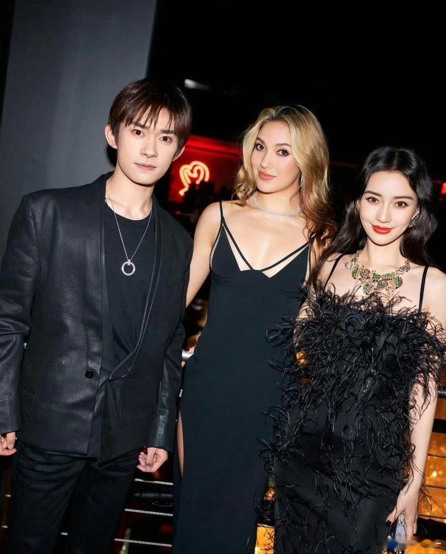 同一张照片，Angelababy和谷爱凌发出来区别好大 极致反差 