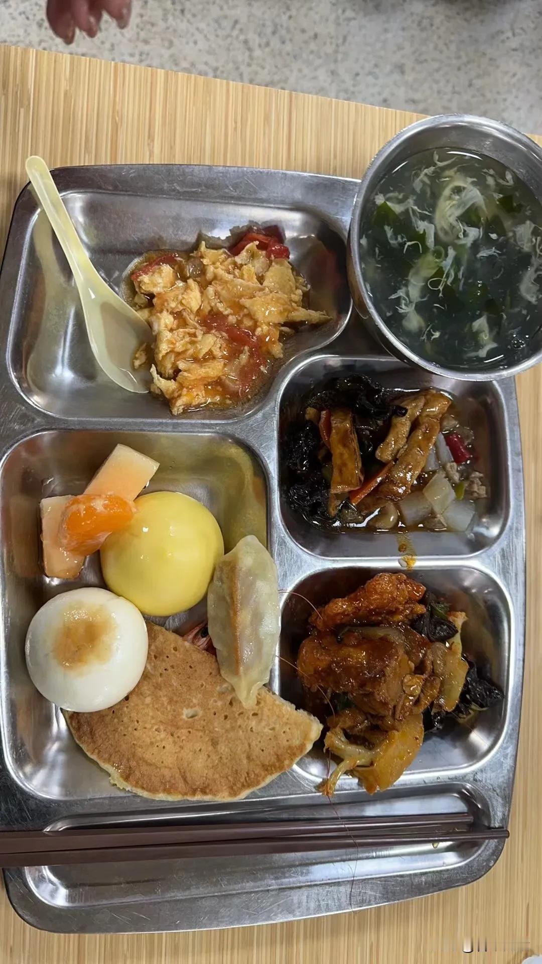 分享我的今日美食今天的晚餐，你能看出都有什么美食吗？