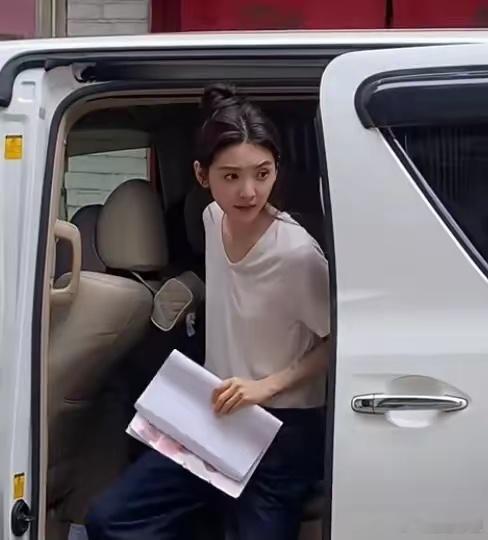 章若楠真的完美的诠释颜值高，可以金娱乐圈，她的脸融合了好几个明星。最开始是唐狮的