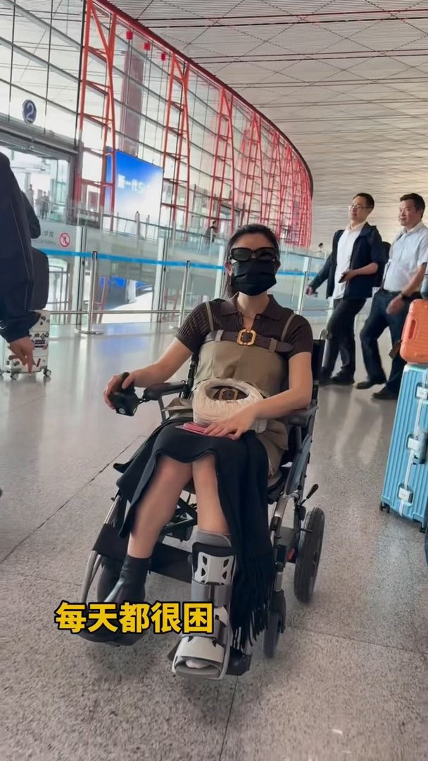 陈妍希坐轮椅现身机场 看到这组图真的心头一紧，跟腱断裂对行动影响很大，希望陈妍希