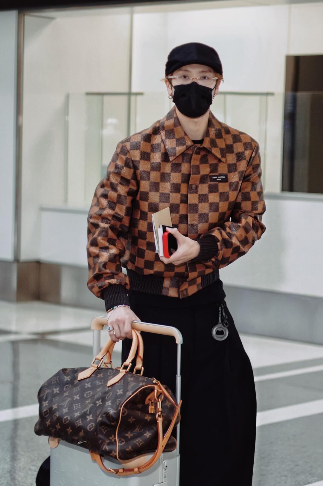 摘口罩前：笑咪咪的小baby🥰摘口罩后：硬汉络腮胡daddy😎王嘉尔出发和抵