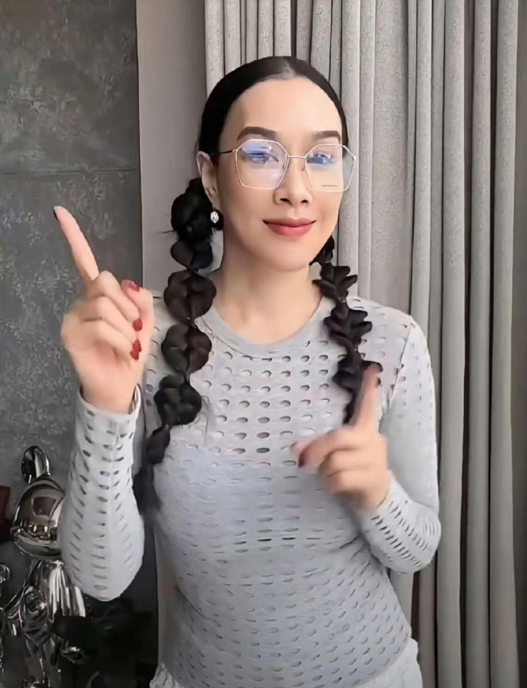 55岁的钟丽缇现在可太不一样啦，越活越有那股迷人的韵味儿！