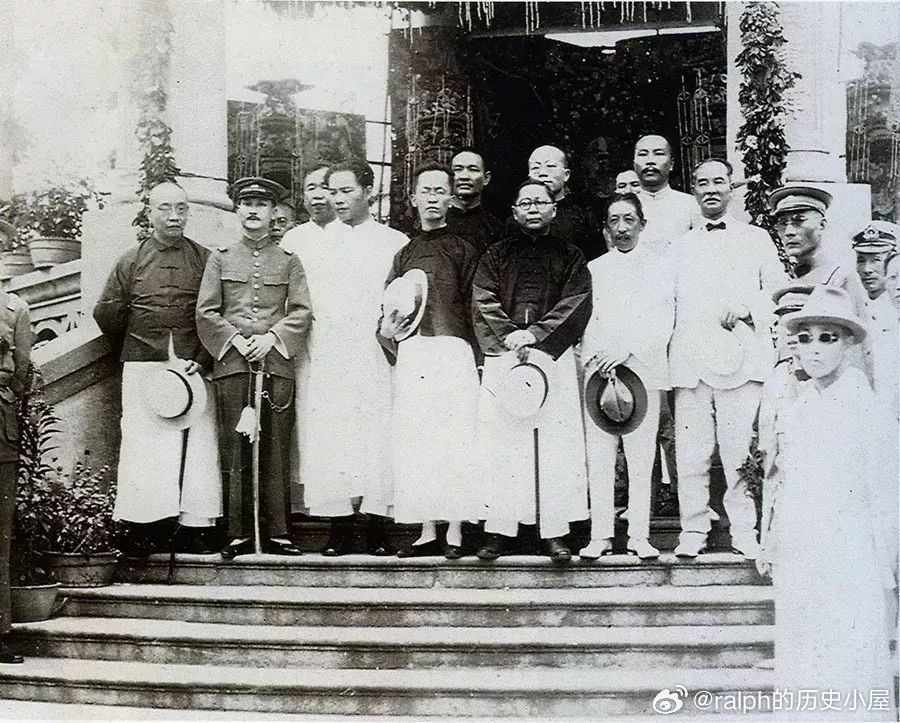 1925年7月1日陆海军大元帅大本营正式改组成为广州国民政府，聘请鲍罗廷为政府高