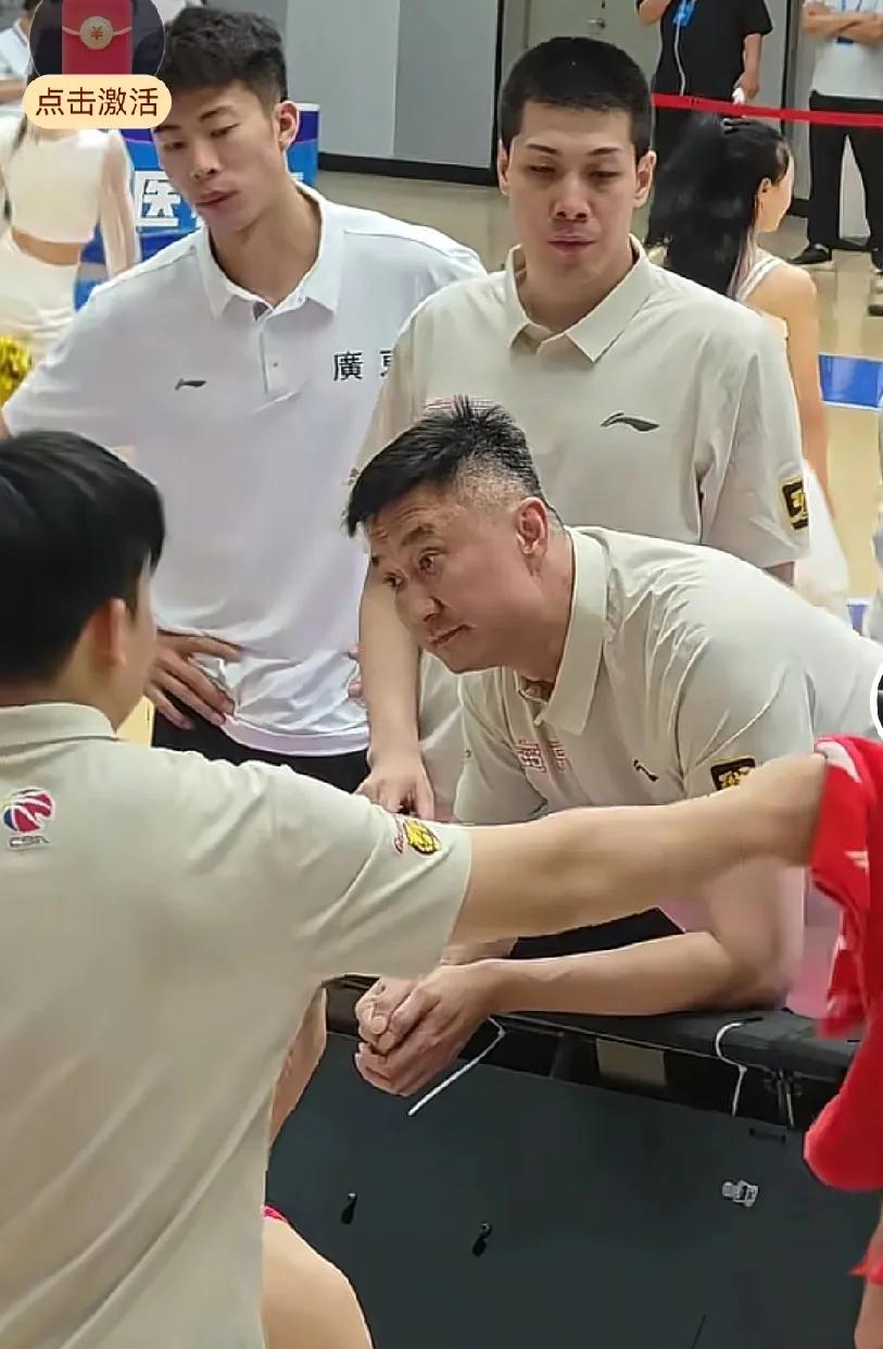 任骏飞夏联居然撞杜锋，他是助教兼任领队吗？应该不仅仅是球员吧？


广东队在可克