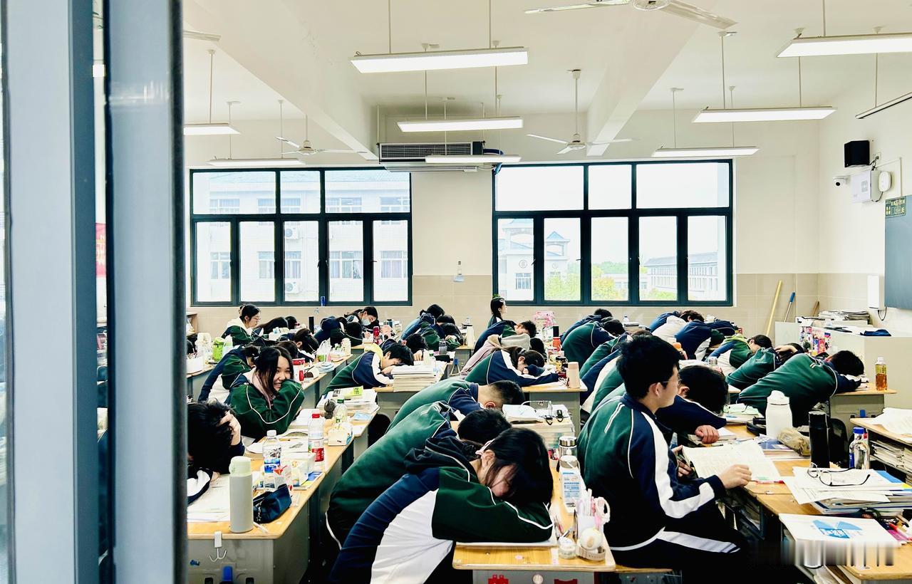 课间小憩（随手拍）——教室版“人间真实”！课后的10分钟休息时间虽短，同学们却立