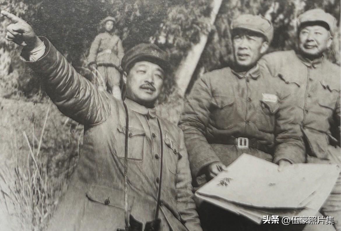 1949年12月，周士第（中）与贺龙、王维舟（右）在进军西南途中的这张合影。当时