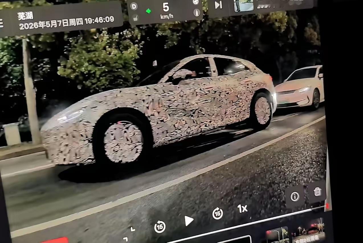 这是哪款新车谍照，这姿态好帅啊…
