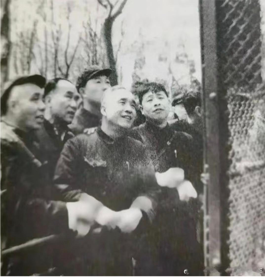 1966年4月，广播说唱团的几位演员刘宝瑞、侯宝林、郭全宝、赵连甲、马季在上海凤