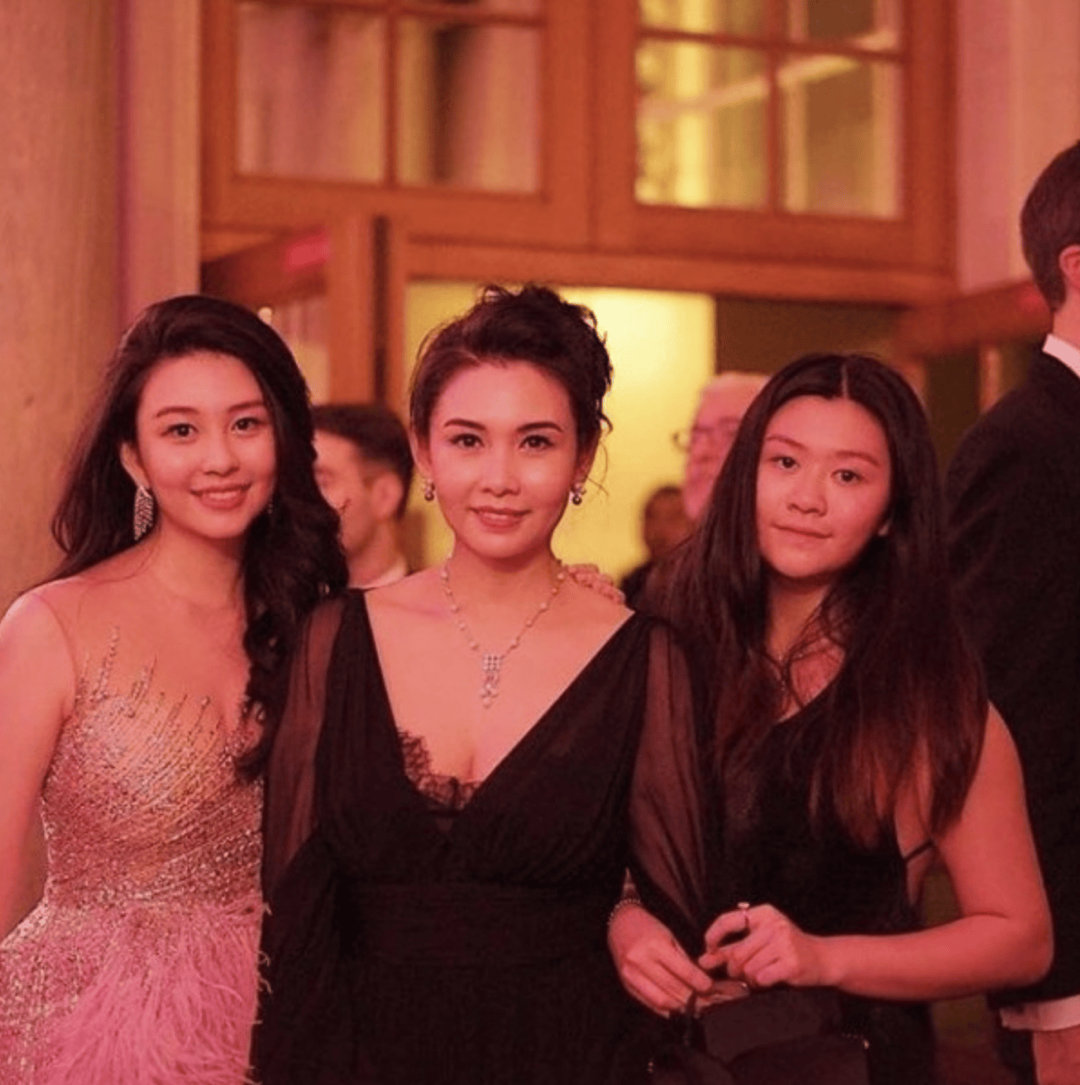 邱淑贞次女兼职模特，20岁身材饱满气质成熟，样貌越发美丽像母亲邱淑贞和她老公沈嘉