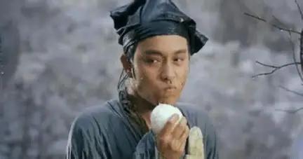 古代，穷书生敲开曾是富商的刘家大门时，被刘夫人赶了出去："你还有没有良心？我们家