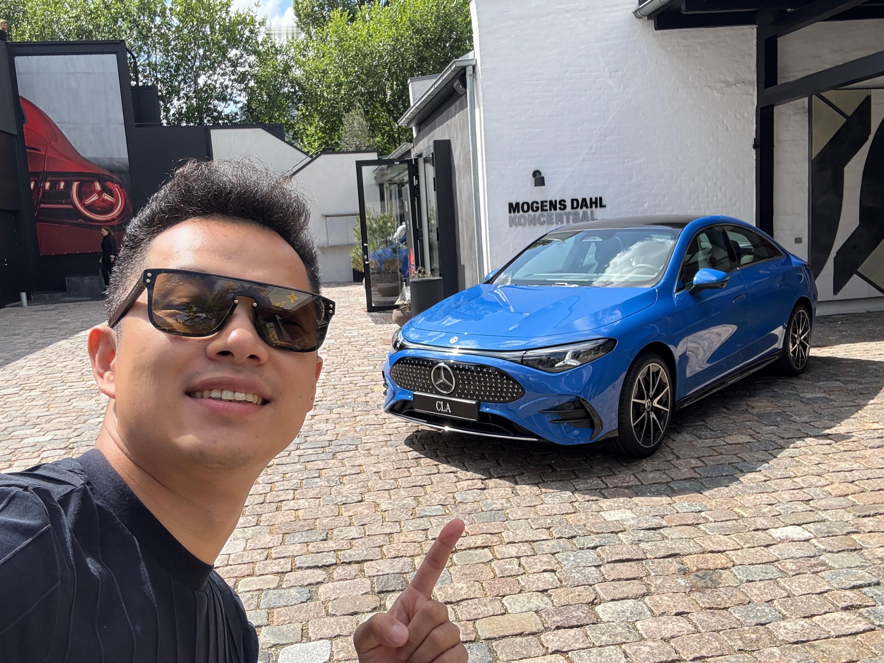 纯电CLA我也给安排上了。从最早在北欧全球首试标轴版本，到后来和奔驰董事Oliv