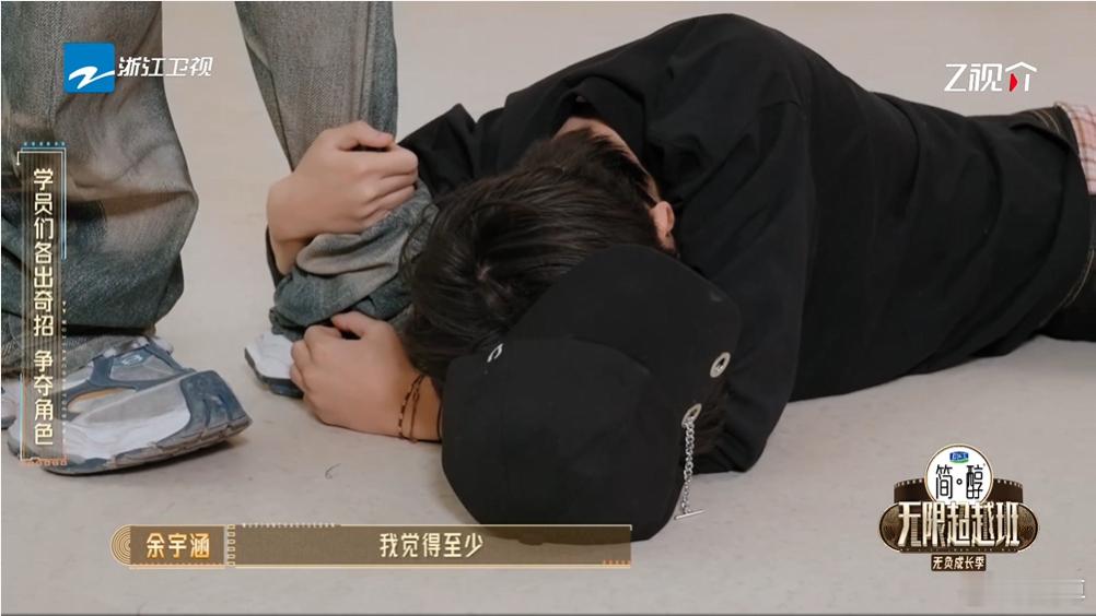余宇涵成吴镇宇人形挂件了 余宇涵为求表演极致，化身吴镇宇“人形挂件”，这份全情投