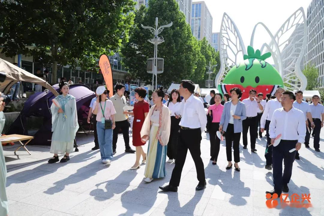    伴随着首都京南瓜果香气，第36届北京大兴西瓜节如约而至，作为西瓜节特色活动