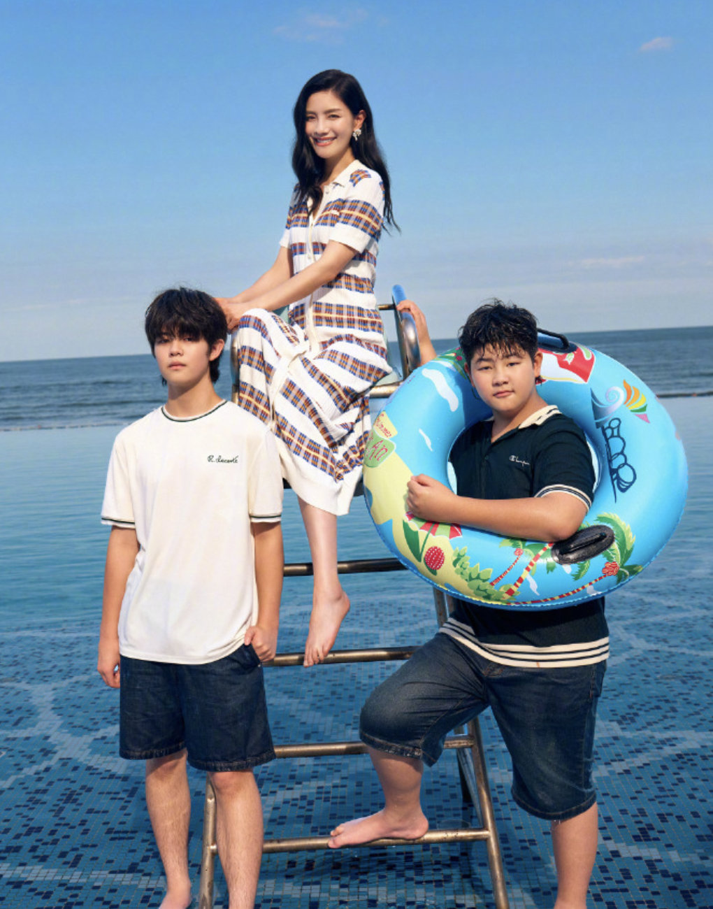 胡可带安吉小鱼儿拍封面 &安吉&小鱼儿✖️《OK！精彩宝贝》海边氛围感大片释出?